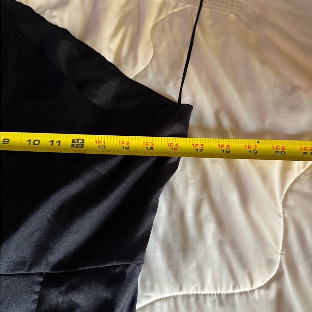 Elegant Black One-Shoulder Dress - Picture 5 of 7
